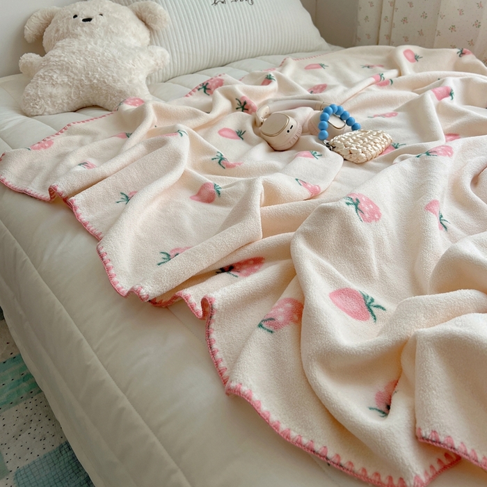 91家纺网 家纺一手货源 找家纺 萝莉家纺 2025新款四季多功能双面宝宝绒暖肤毯米粒绒毛毯 草莓莓