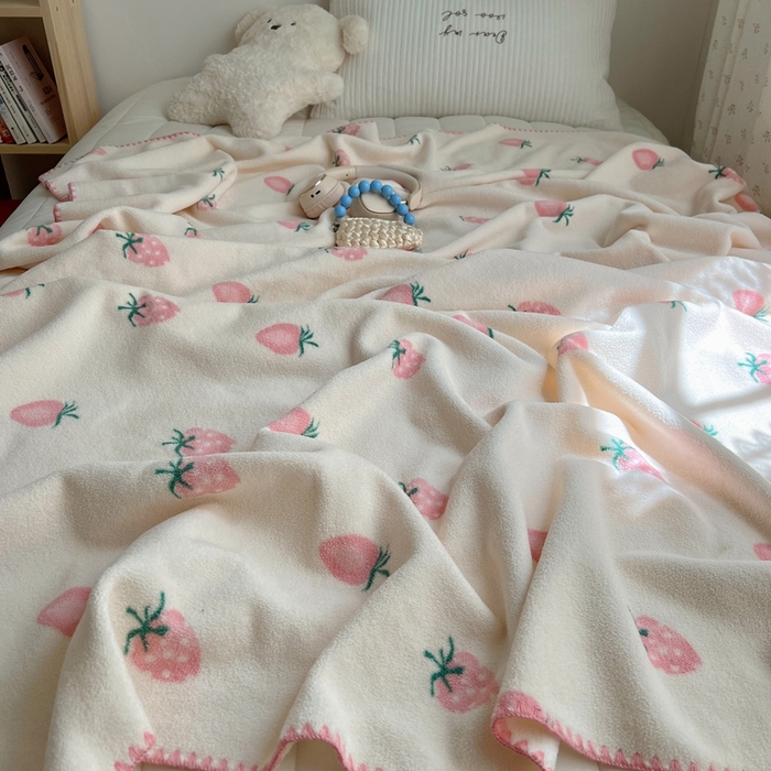 91家纺网 家纺一手货源 找家纺 萝莉家纺 2025新款四季多功能双面宝宝绒暖肤毯米粒绒毛毯 草莓莓