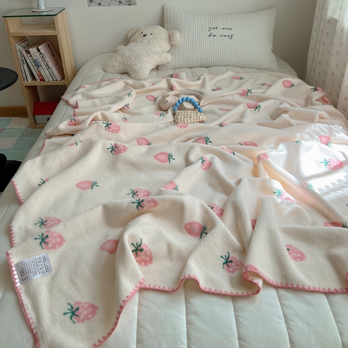 91家纺网 家纺一手货源 找家纺 萝莉家纺 2025新款四季多功能双面宝宝绒暖肤毯米粒绒毛毯 草莓莓
