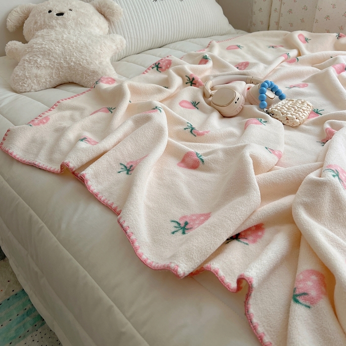 91家纺网 家纺一手货源 找家纺 萝莉家纺 2025新款四季多功能双面宝宝绒暖肤毯米粒绒毛毯 草莓莓