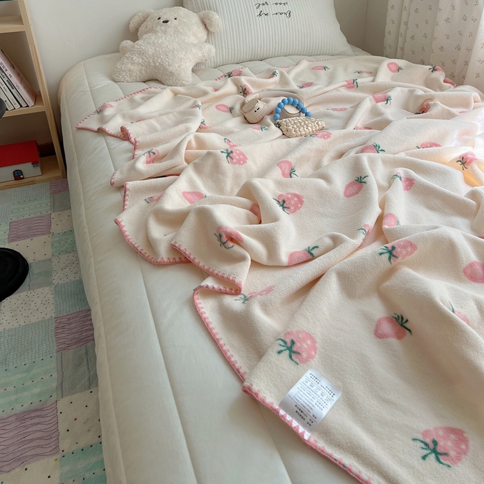91家纺网 家纺一手货源 找家纺 萝莉家纺 2025新款四季多功能双面宝宝绒暖肤毯米粒绒毛毯 草莓莓