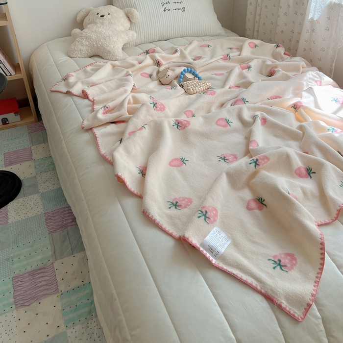 91家纺网 家纺一手货源 找家纺 萝莉家纺 2025新款四季多功能双面宝宝绒暖肤毯米粒绒毛毯 草莓莓