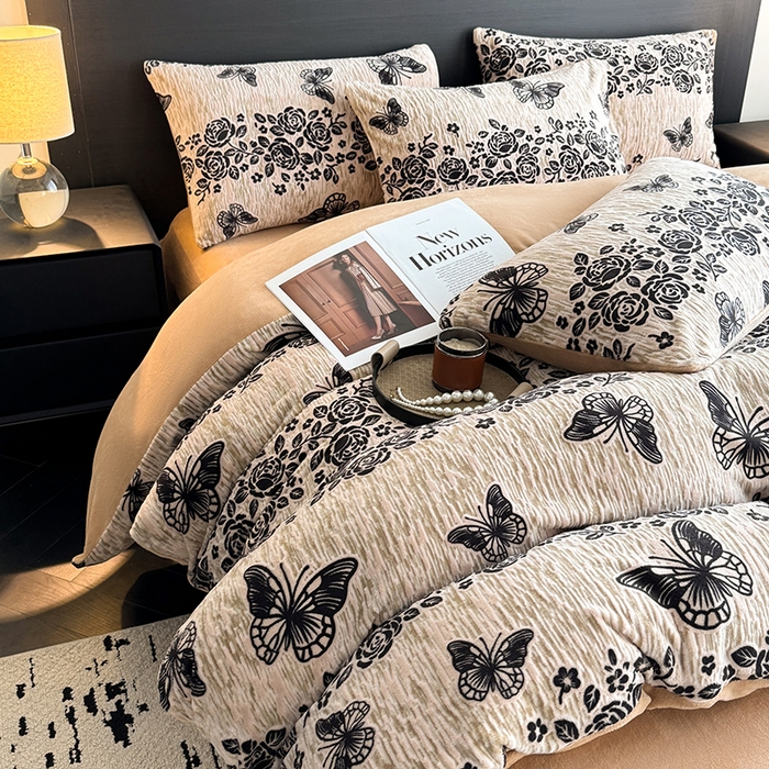 91家纺网 家纺一手货源 找家纺 卡罗兰 2025新款雕花烂花牛奶绒套件-缠花枝系列 缠花枝-蝶恋花卡其