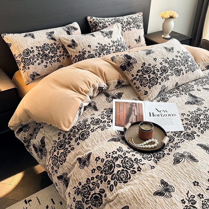 91家纺网 家纺一手货源 找家纺 卡罗兰 2025新款雕花烂花牛奶绒套件-缠花枝系列 缠花枝-蝶恋花卡其