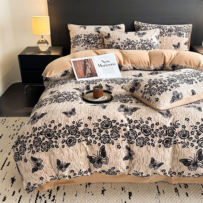 91家纺网 家纺一手货源 找家纺 卡罗兰 2025新款雕花烂花牛奶绒套件-缠花枝系列 缠花枝-蝶恋花卡其