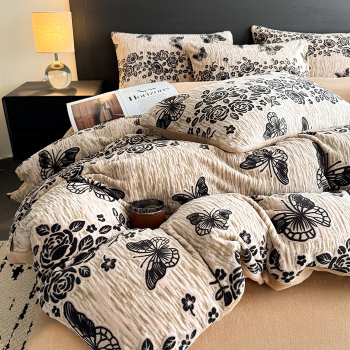 91家纺网 家纺一手货源 找家纺 卡罗兰 2025新款雕花烂花牛奶绒套件-缠花枝系列 缠花枝-蝶恋花卡其