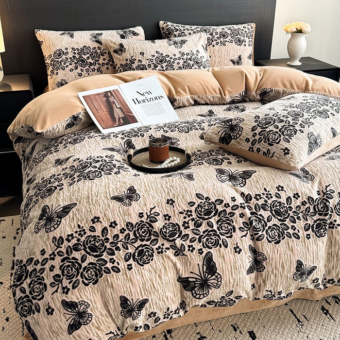 91家纺网 家纺一手货源 找家纺 卡罗兰 2025新款雕花烂花牛奶绒套件-缠花枝系列 缠花枝-蝶恋花卡其