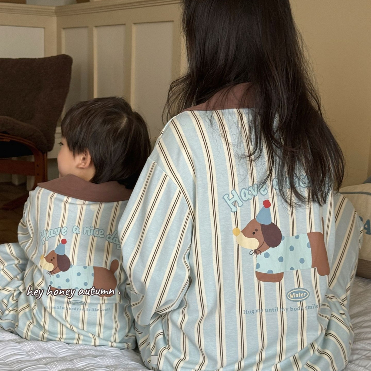 91家纺网 家纺一手货源 找家纺 （总）【只代发】2025新款母子大小卷 Hey honey儿童亲子款舒适棉毛针织家居服套装秋冬睡衣一件代发