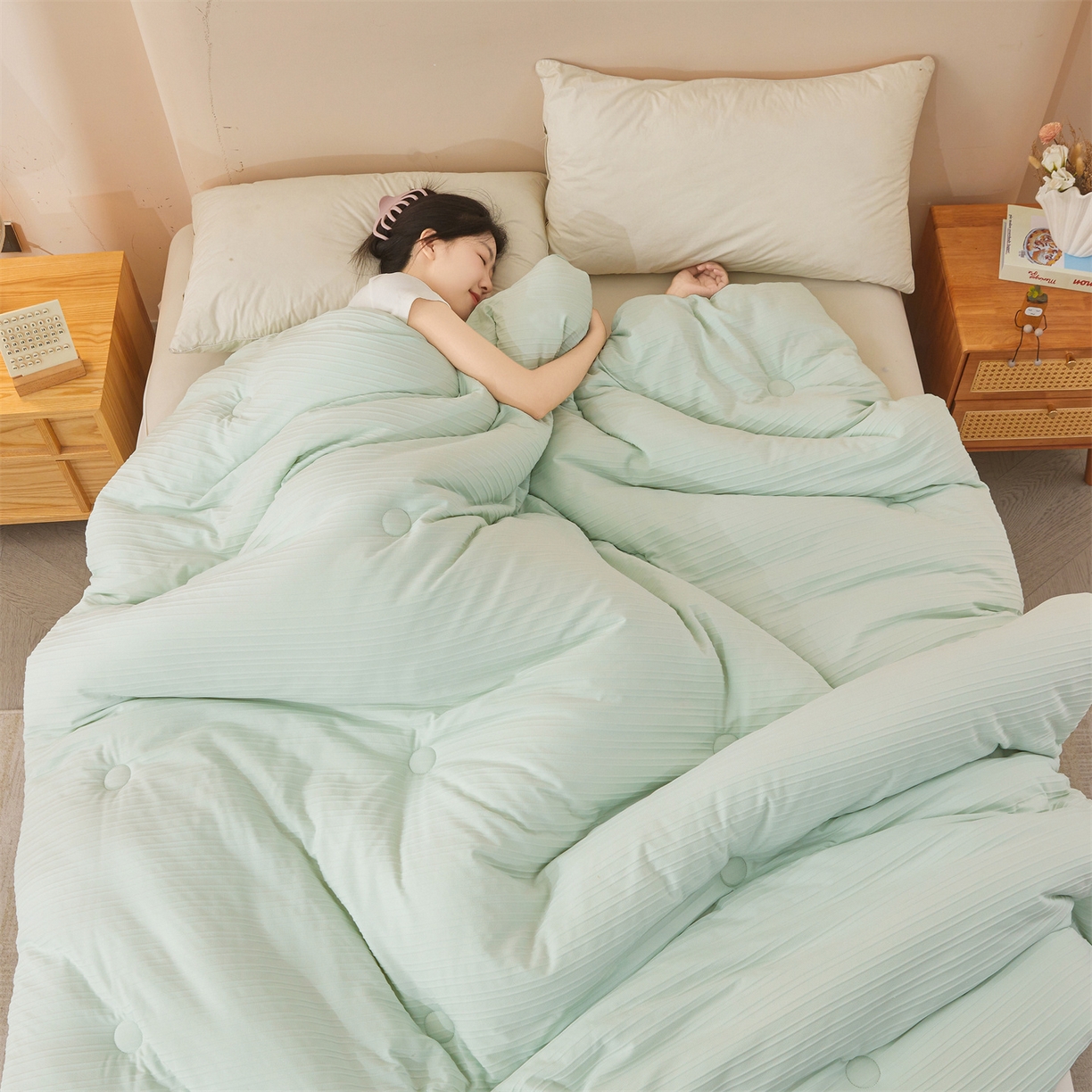 91家纺网 家纺一手货源 找家纺 易博家纺 2025新款无印风良品类提花竖条泡泡纱被冬被被芯春秋被空调被 果绿