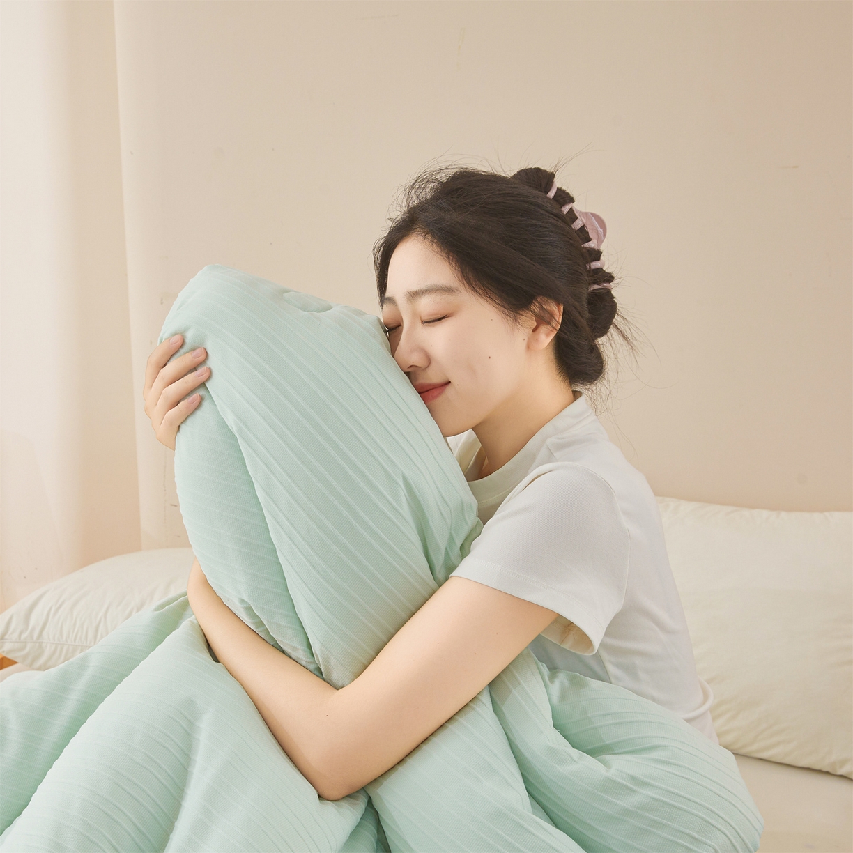 91家纺网 家纺一手货源 找家纺 易博家纺 2025新款无印风良品类提花竖条泡泡纱被冬被被芯春秋被空调被 果绿