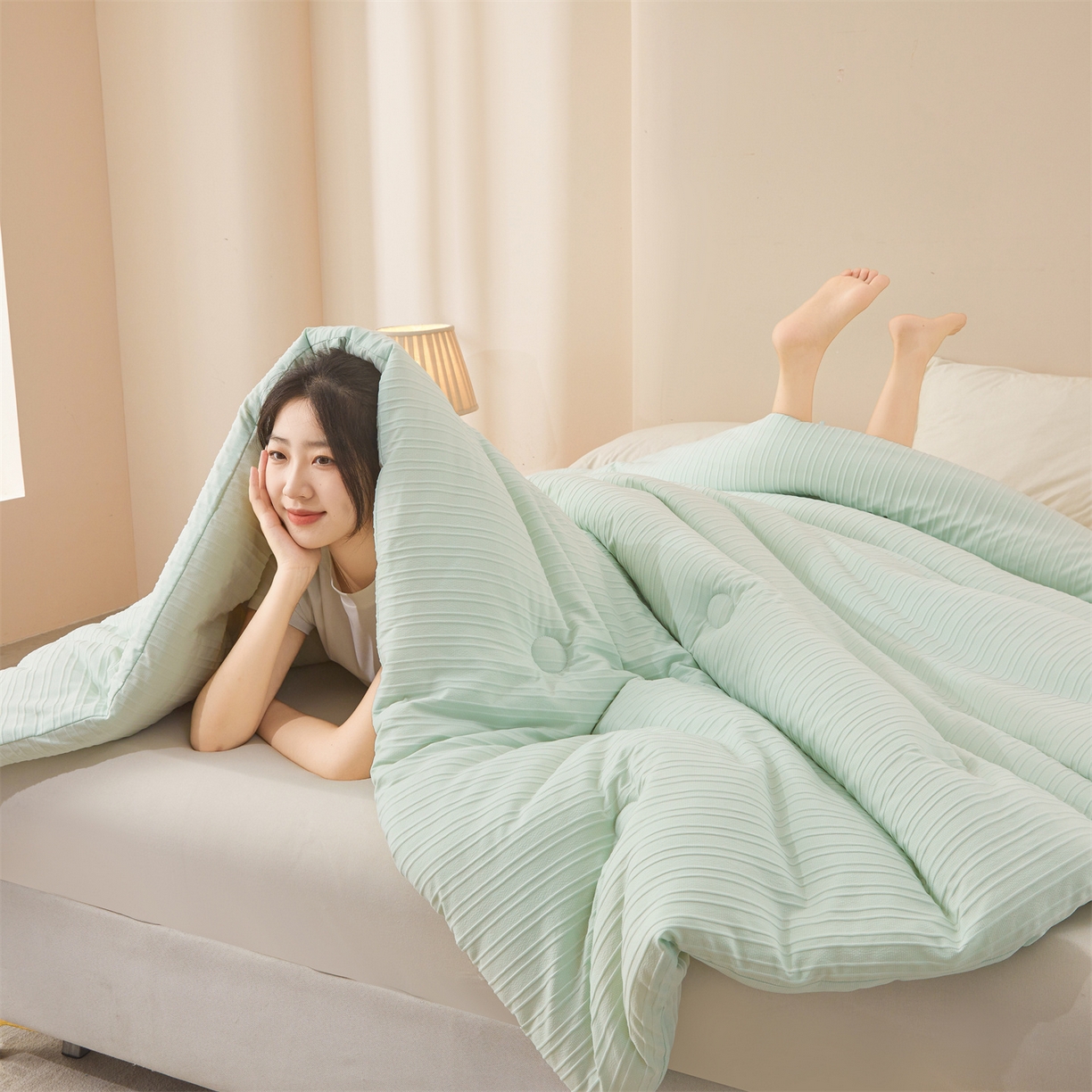 91家纺网 家纺一手货源 找家纺 易博家纺 2025新款无印风良品类提花竖条泡泡纱被冬被被芯春秋被空调被 果绿