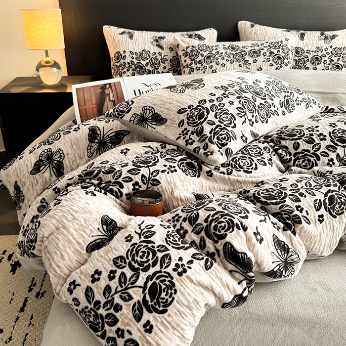 91家纺网 家纺一手货源 找家纺 卡罗兰 2025新款雕花烂花牛奶绒套件-缠花枝系列 缠花枝-蝶恋花灰色