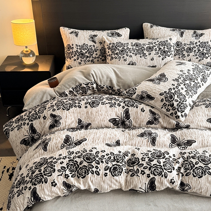 91家纺网 家纺一手货源 找家纺 卡罗兰 2025新款雕花烂花牛奶绒套件-缠花枝系列 缠花枝-蝶恋花灰色