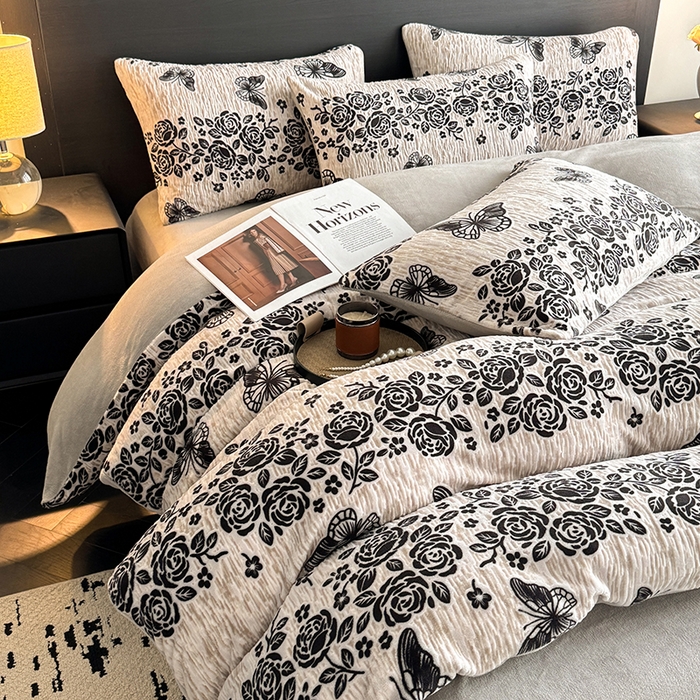 91家纺网 家纺一手货源 找家纺 卡罗兰 2025新款雕花烂花牛奶绒套件-缠花枝系列 缠花枝-蝶恋花灰色