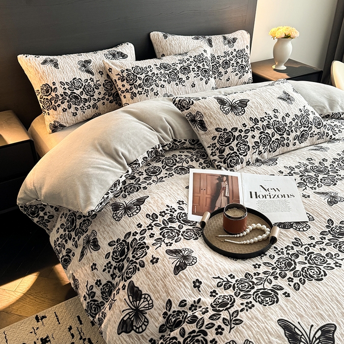 91家纺网 家纺一手货源 找家纺 卡罗兰 2025新款雕花烂花牛奶绒套件-缠花枝系列 缠花枝-蝶恋花灰色