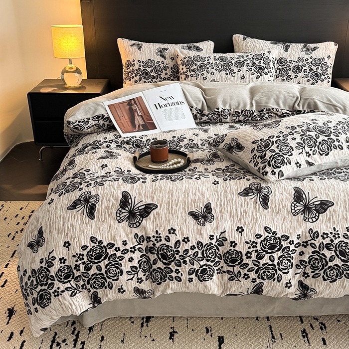 91家纺网 家纺一手货源 找家纺 卡罗兰 2025新款雕花烂花牛奶绒套件-缠花枝系列 缠花枝-蝶恋花灰色