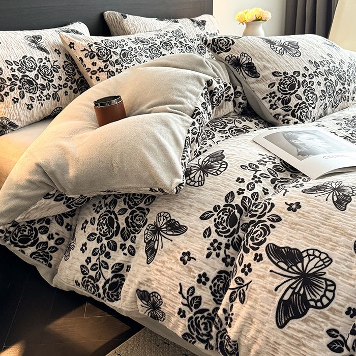 91家纺网 家纺一手货源 找家纺 卡罗兰 2025新款雕花烂花牛奶绒套件-缠花枝系列 缠花枝-蝶恋花灰色