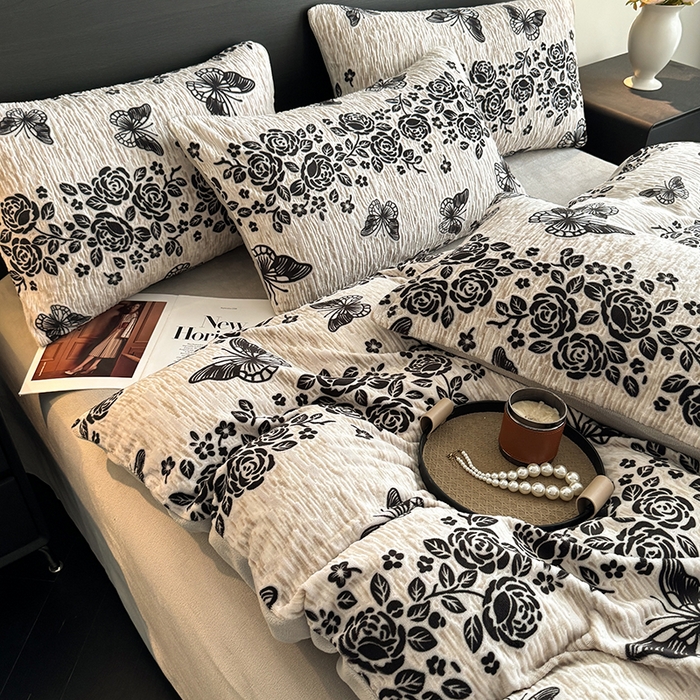 91家纺网 家纺一手货源 找家纺 卡罗兰 2025新款雕花烂花牛奶绒套件-缠花枝系列 缠花枝-蝶恋花灰色