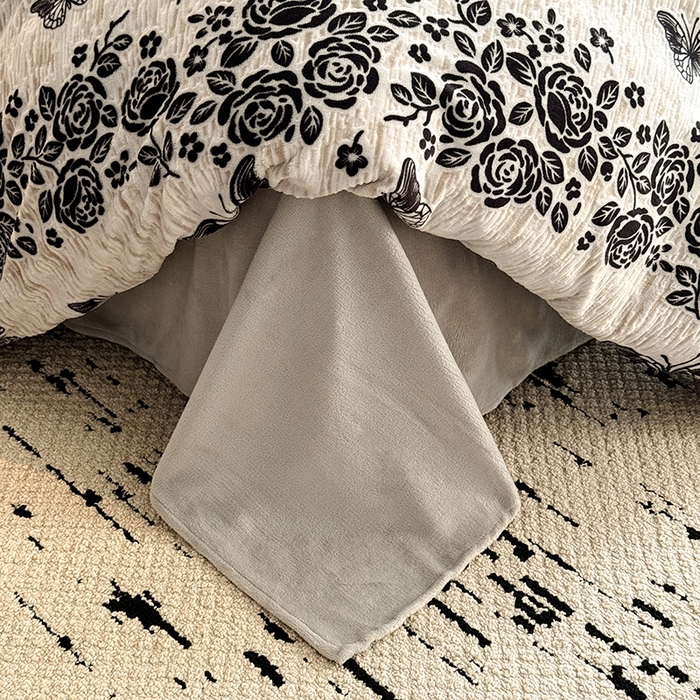 91家纺网 家纺一手货源 找家纺 卡罗兰 2025新款雕花烂花牛奶绒套件-缠花枝系列 缠花枝-蝶恋花灰色