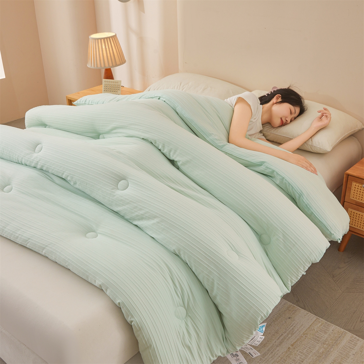 91家纺网 家纺一手货源 找家纺 易博家纺 2025新款无印风良品类提花竖条泡泡纱被冬被被芯春秋被空调被 果绿