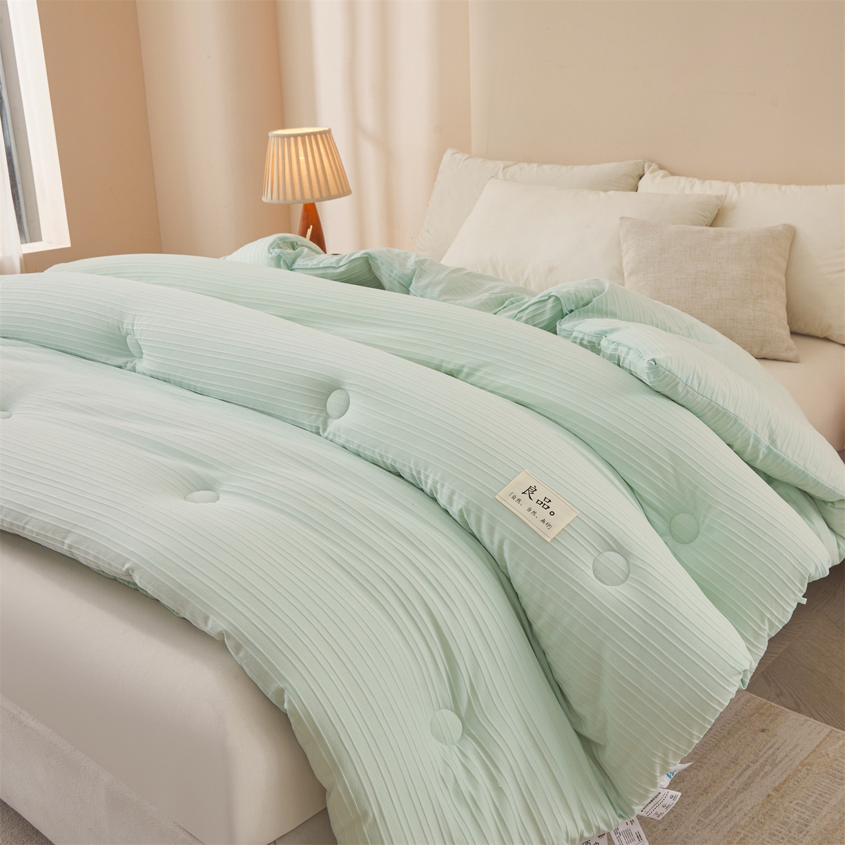 91家纺网 家纺一手货源 找家纺 易博家纺 2025新款无印风良品类提花竖条泡泡纱被冬被被芯春秋被空调被 果绿