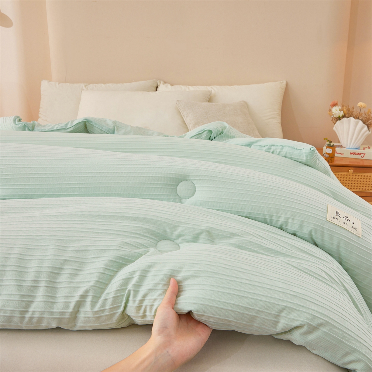 91家纺网 家纺一手货源 找家纺 易博家纺 2025新款无印风良品类提花竖条泡泡纱被冬被被芯春秋被空调被 果绿