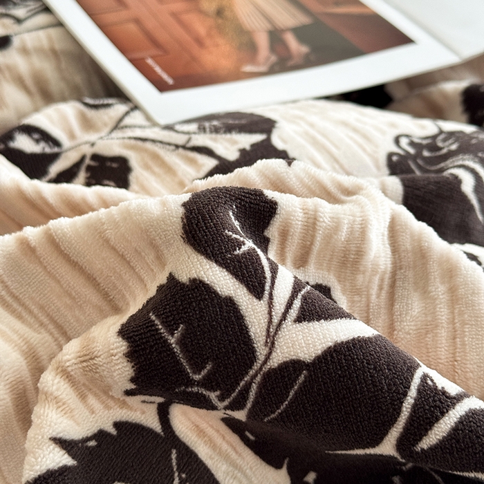 91家纺网 家纺一手货源 找家纺 卡罗兰 2025新款雕花烂花牛奶绒套件-缠花枝系列 缠花枝-蔷薇