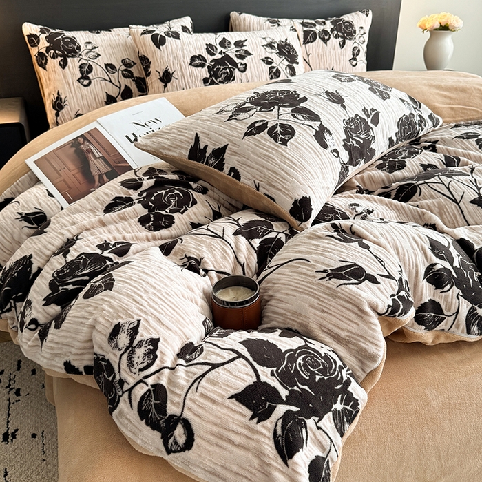 91家纺网 家纺一手货源 找家纺 卡罗兰 2025新款雕花烂花牛奶绒套件-缠花枝系列 缠花枝-蔷薇