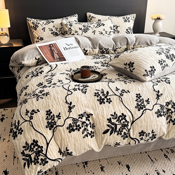 91家纺网 家纺一手货源 找家纺 卡罗兰 2025新款雕花烂花牛奶绒套件-缠花枝系列 缠花枝-迎春灰色