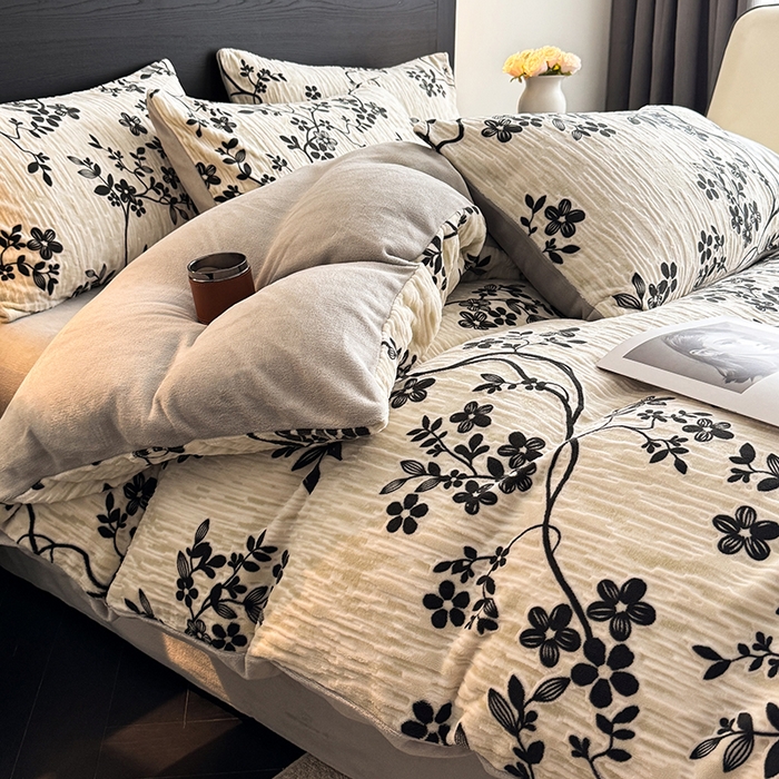 91家纺网 家纺一手货源 找家纺 卡罗兰 2025新款雕花烂花牛奶绒套件-缠花枝系列 缠花枝-迎春灰色