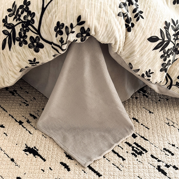 91家纺网 家纺一手货源 找家纺 卡罗兰 2025新款雕花烂花牛奶绒套件-缠花枝系列 缠花枝-迎春灰色