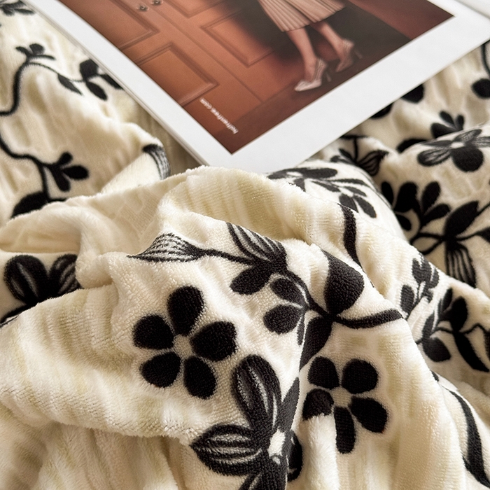 91家纺网 家纺一手货源 找家纺 卡罗兰 2025新款雕花烂花牛奶绒套件-缠花枝系列 缠花枝-迎春灰色