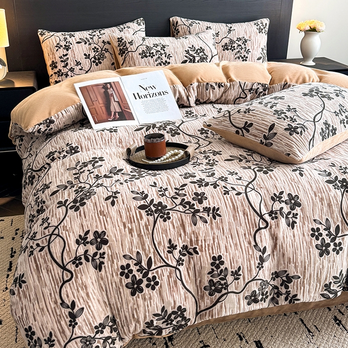 91家纺网 家纺一手货源 找家纺 卡罗兰 2025新款雕花烂花牛奶绒套件-缠花枝系列 缠花枝-迎春卡其