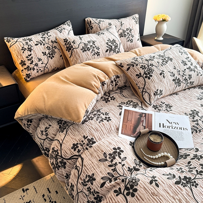 91家纺网 家纺一手货源 找家纺 卡罗兰 2025新款雕花烂花牛奶绒套件-缠花枝系列 缠花枝-迎春卡其