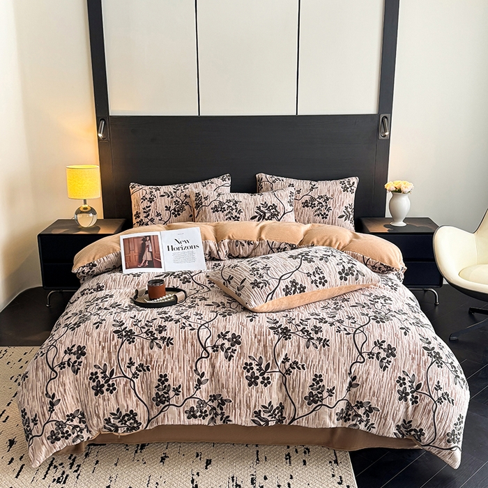 91家纺网 家纺一手货源 找家纺 卡罗兰 2025新款雕花烂花牛奶绒套件-缠花枝系列 缠花枝-迎春卡其