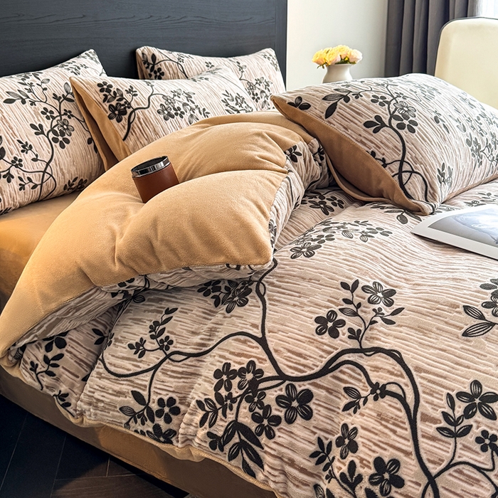 91家纺网 家纺一手货源 找家纺 卡罗兰 2025新款雕花烂花牛奶绒套件-缠花枝系列 缠花枝-迎春卡其