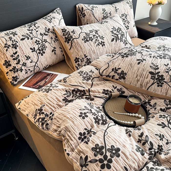 91家纺网 家纺一手货源 找家纺 卡罗兰 2025新款雕花烂花牛奶绒套件-缠花枝系列 缠花枝-迎春卡其