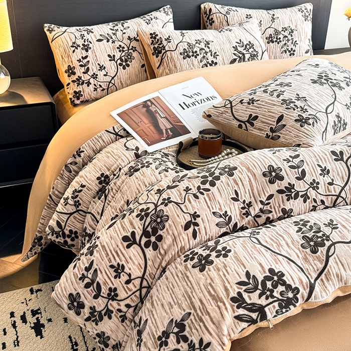 91家纺网 家纺一手货源 找家纺 卡罗兰 2025新款雕花烂花牛奶绒套件-缠花枝系列 缠花枝-迎春卡其