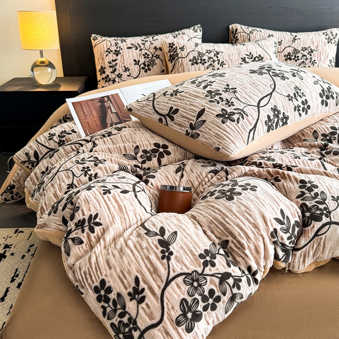 91家纺网 家纺一手货源 找家纺 卡罗兰 2025新款雕花烂花牛奶绒套件-缠花枝系列 缠花枝-迎春卡其