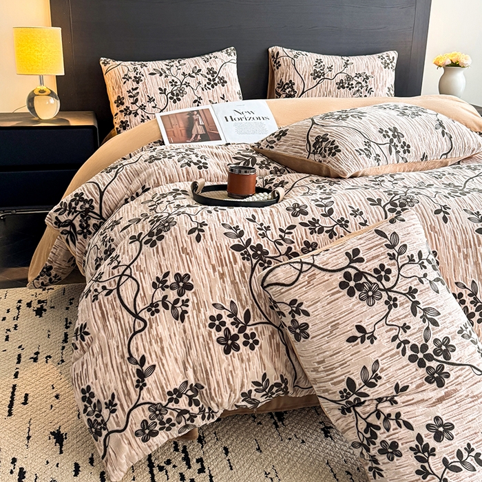 91家纺网 家纺一手货源 找家纺 卡罗兰 2025新款雕花烂花牛奶绒套件-缠花枝系列 缠花枝-迎春卡其