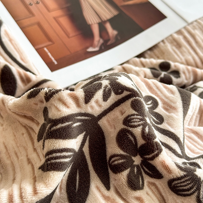 91家纺网 家纺一手货源 找家纺 卡罗兰 2025新款雕花烂花牛奶绒套件-缠花枝系列 缠花枝-迎春卡其