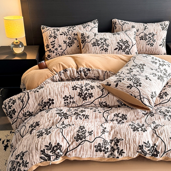 91家纺网 家纺一手货源 找家纺 卡罗兰 2025新款雕花烂花牛奶绒套件-缠花枝系列 缠花枝-迎春卡其