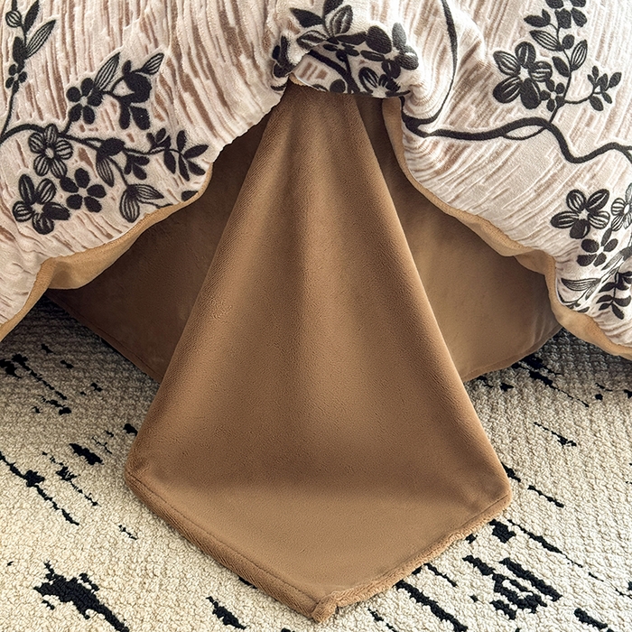 91家纺网 家纺一手货源 找家纺 卡罗兰 2025新款雕花烂花牛奶绒套件-缠花枝系列 缠花枝-迎春卡其