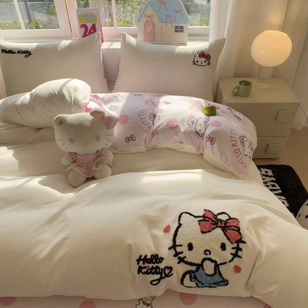91家纺网 家纺一手货源 找家纺 艾特你 2025新款三丽鸥水洗云朵棉毛巾绣四件套-三丽鸥 甜心Kitty-白