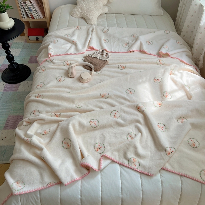 91家纺网 家纺一手货源 找家纺 萝莉家纺 2025新款四季多功能双面宝宝绒暖肤毯米粒绒毛毯 花环兔