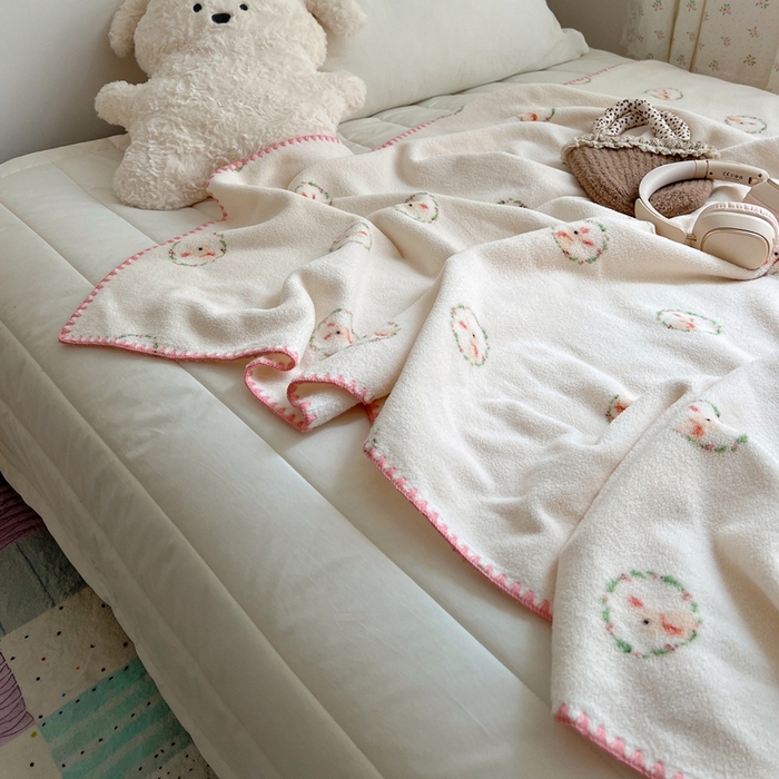 91家纺网 家纺一手货源 找家纺 萝莉家纺 2025新款四季多功能双面宝宝绒暖肤毯米粒绒毛毯 花环兔