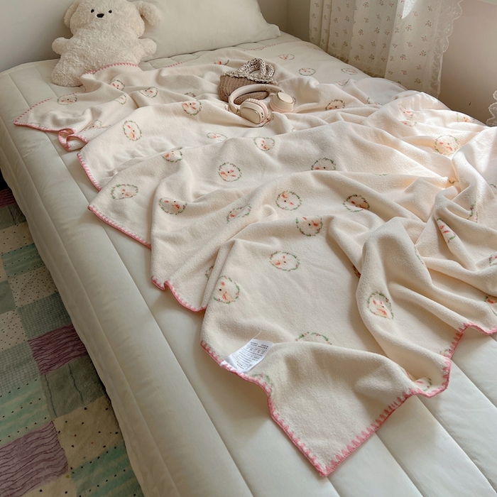 91家纺网 家纺一手货源 找家纺 萝莉家纺 2025新款四季多功能双面宝宝绒暖肤毯米粒绒毛毯 花环兔