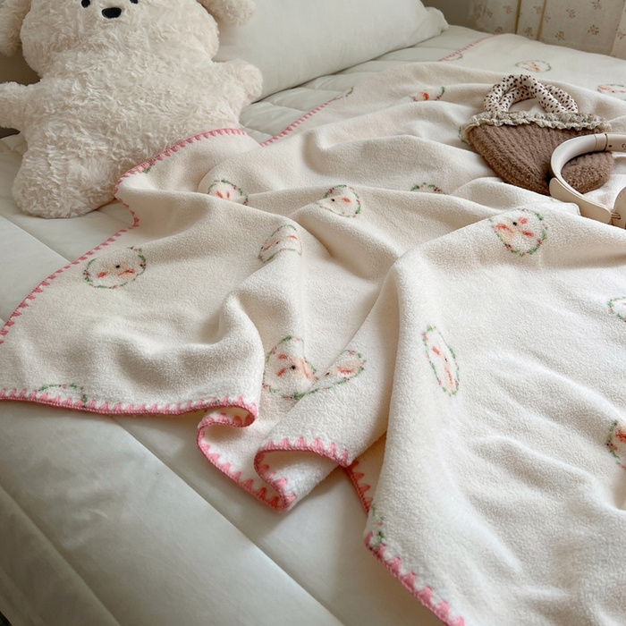 91家纺网 家纺一手货源 找家纺 萝莉家纺 2025新款四季多功能双面宝宝绒暖肤毯米粒绒毛毯 花环兔