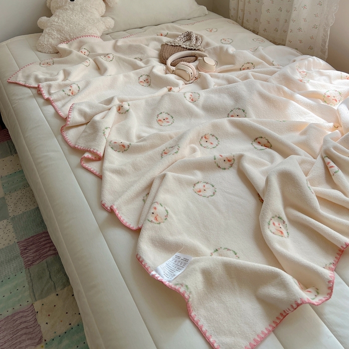 91家纺网 家纺一手货源 找家纺 萝莉家纺 2025新款四季多功能双面宝宝绒暖肤毯米粒绒毛毯 花环兔