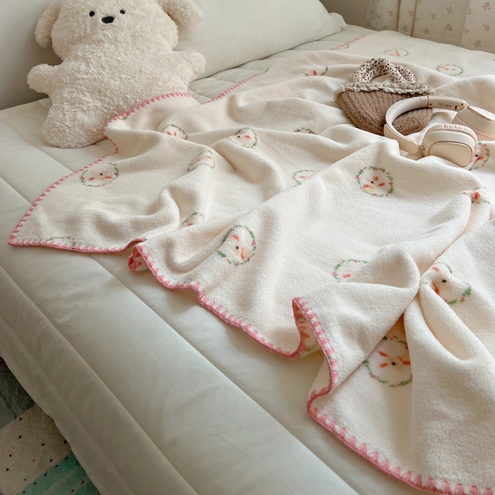 91家纺网 家纺一手货源 找家纺 萝莉家纺 2025新款四季多功能双面宝宝绒暖肤毯米粒绒毛毯 花环兔